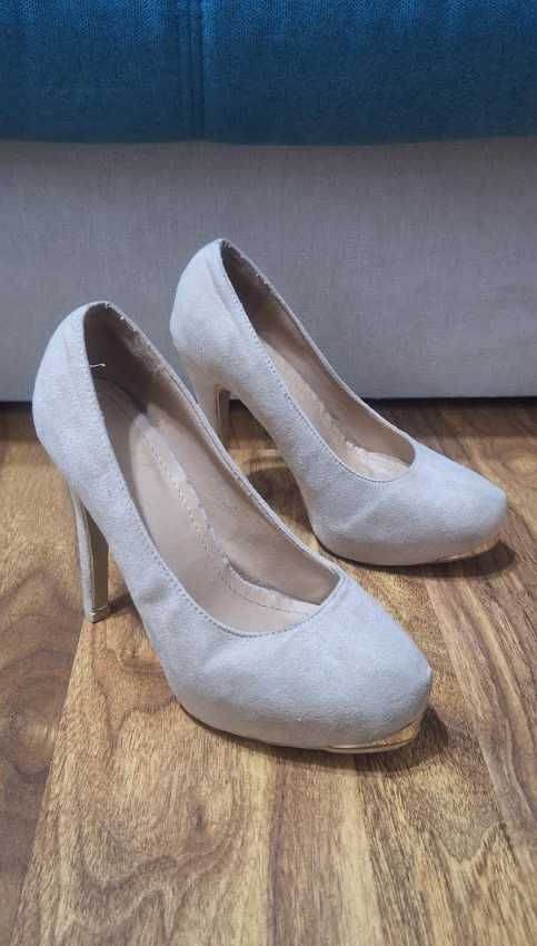 Tocuri elegante pentru dame