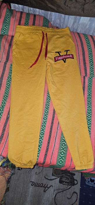 pantalon trening scrie pe ei vagabonds