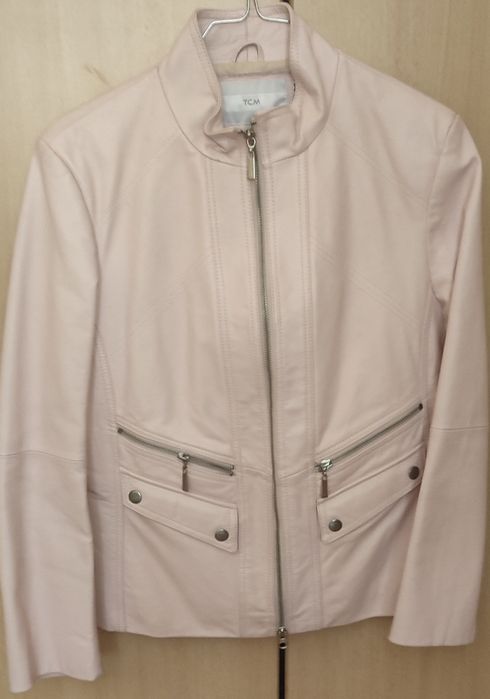 Продавам дамско кожено яке цвят пудра