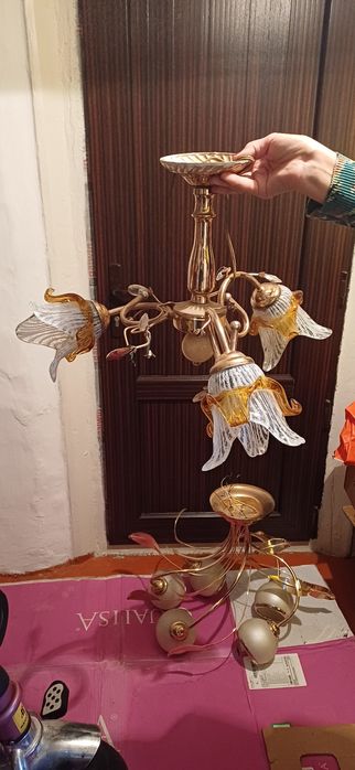 Срочно отдам, люстры даром может кому надо забирайте