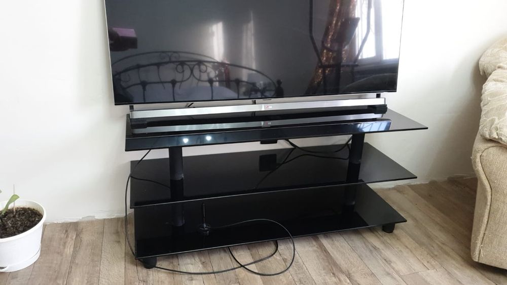 Компьютерный стол  и подставка под телевизор  из закалённого стекла