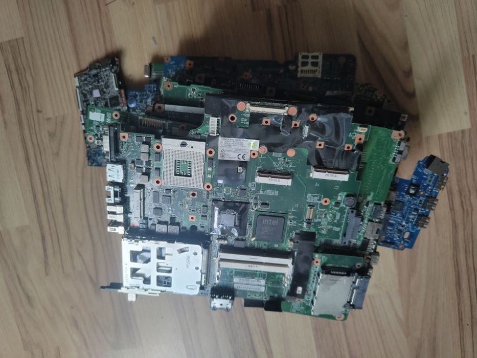 Lot 20 placi de baza laptop pentru reciclare/piese