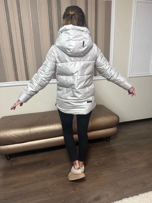 Geacă puffer argintie cu glugă, model NAVAHOO – călduroasă și ușoară