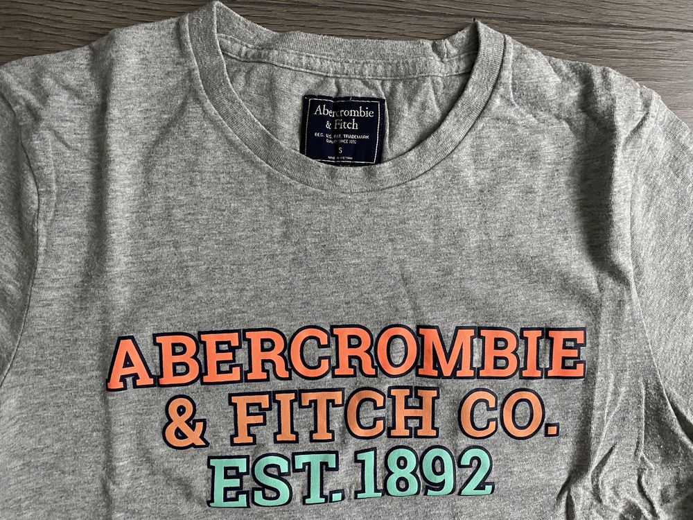 Издължена тениска Abercrombie & Fitch