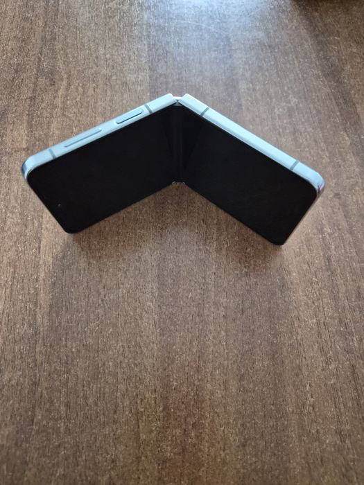 Vând Samsung Galaxy Z Flip 5