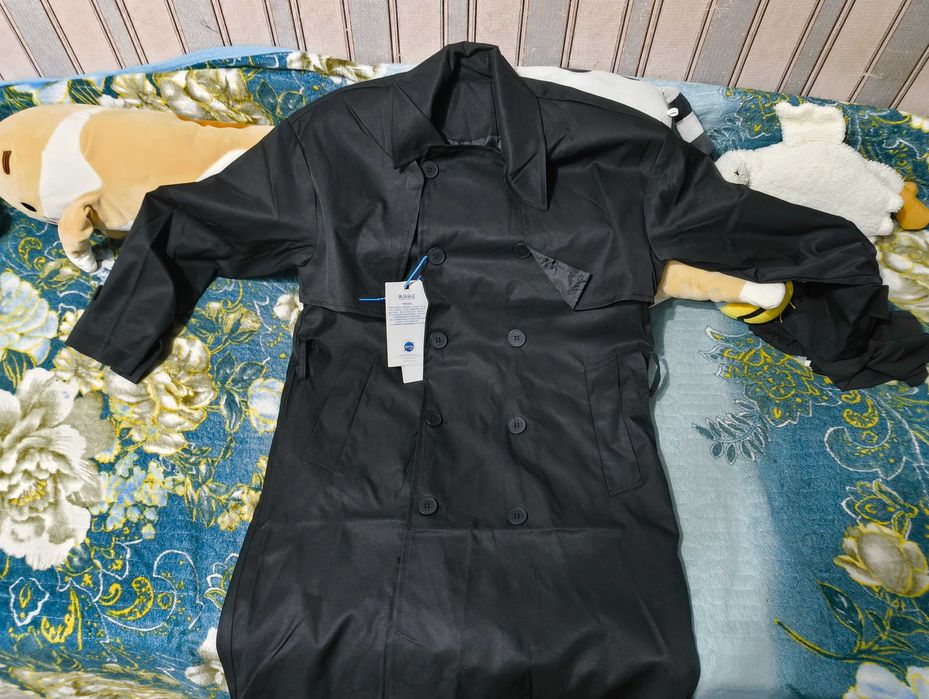 Пальто или плащ ( я не понял)