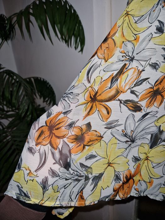 Bluză florală tip poncho cu detalii handmade