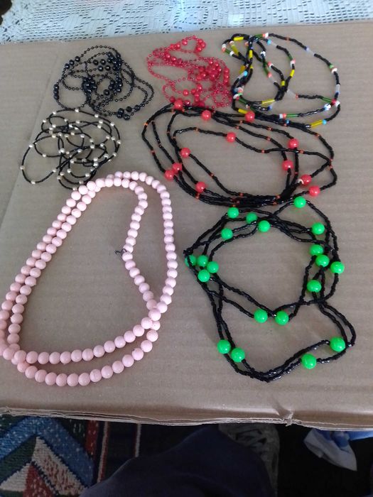 Продават се колиета