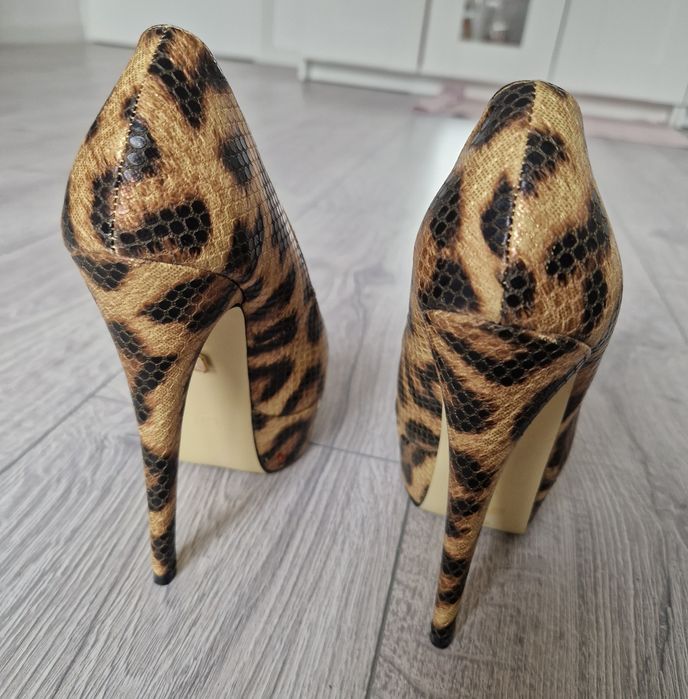 Pantofi cu toc și platforma noi