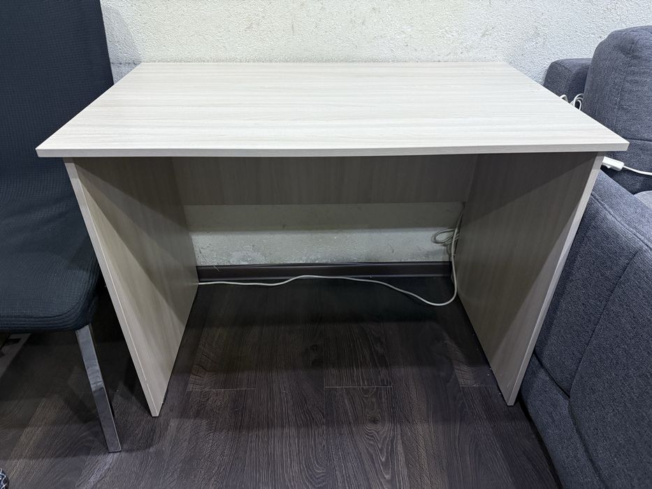 Продам стол для работы и учебы 1х0.6