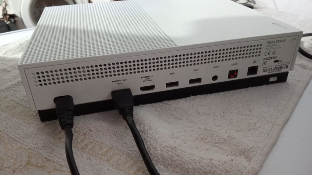 Vînd Xbox one s de 1tb sau schimb cu telefon iPhone sau trotineta elec