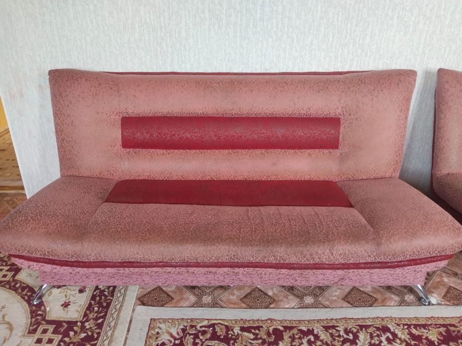 Продам диван с 2 креслами . Натуральное дерево. Производства Беларусь.