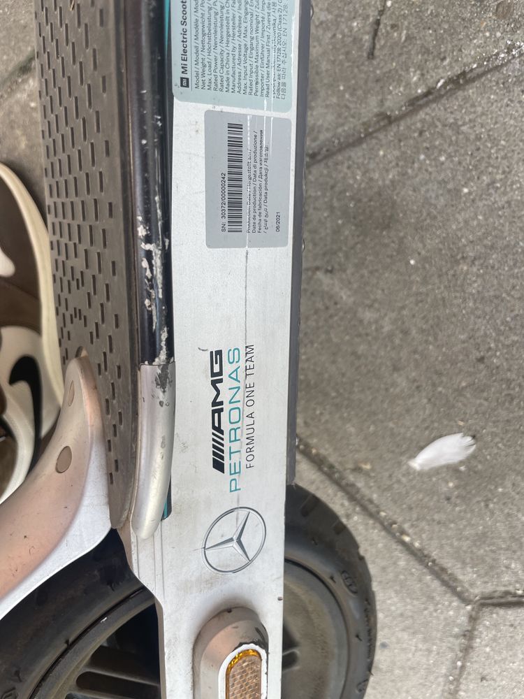 Vând trotineta electrică Mercedes AMG