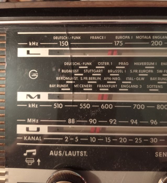 Vând/Schimb radio Grundig.Bârâie,buton posturi defect,arată ca în foto