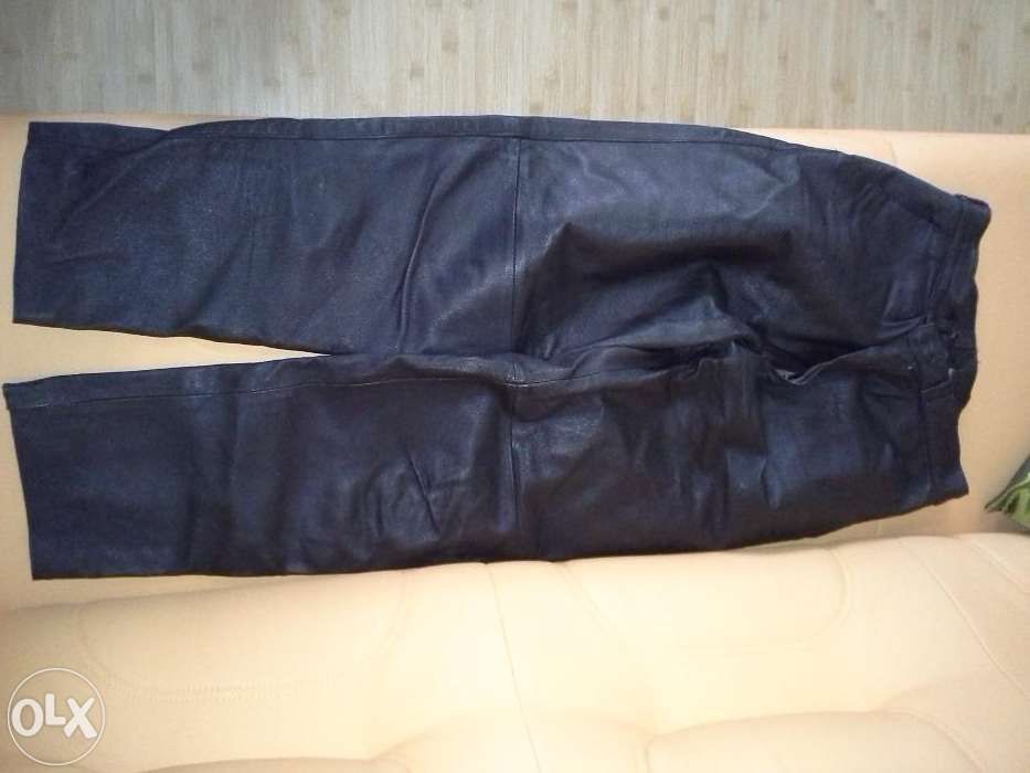 Vand pantaloni din piele culoare negra