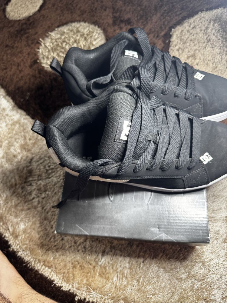 Dc shoes aproape noi