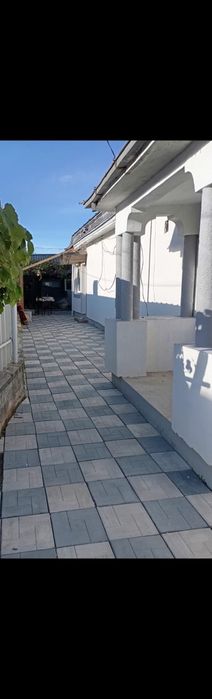 Închiriez casă cu 3 camere decomandate