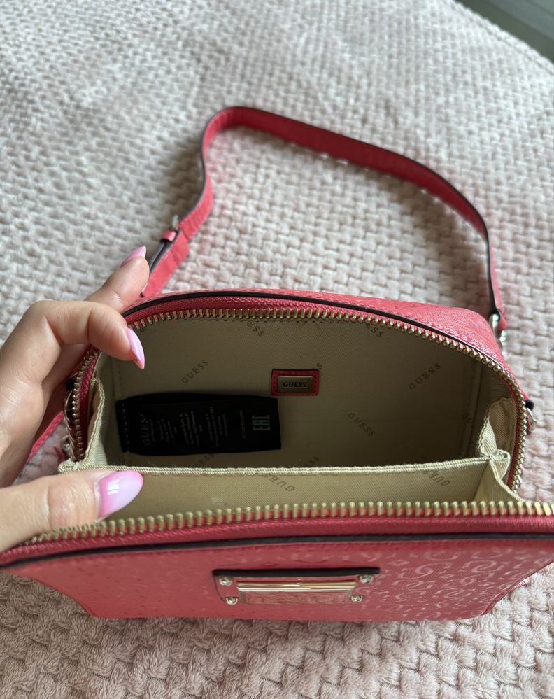 Дамска чанта Guess като нова