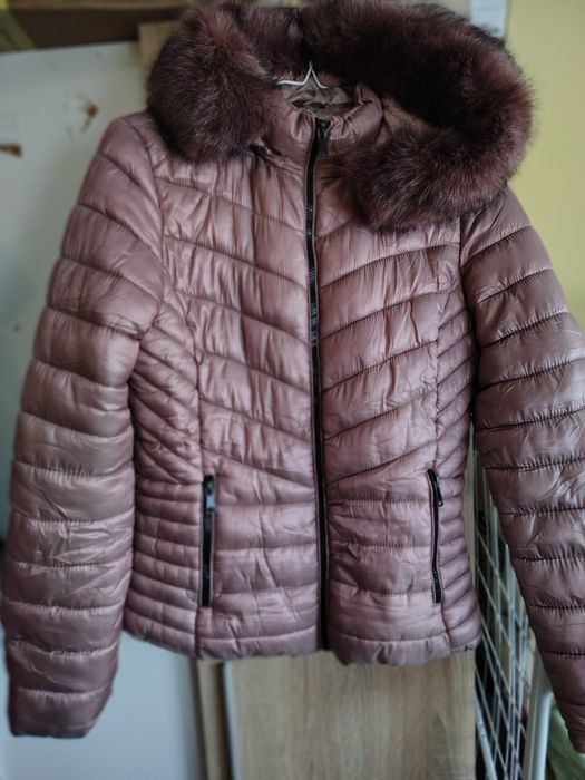 Дамско късо яке с пух на качулката