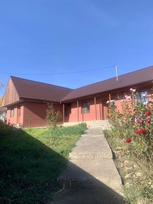 Casa de vanzare cu 4 camere in Lipova, Bacau