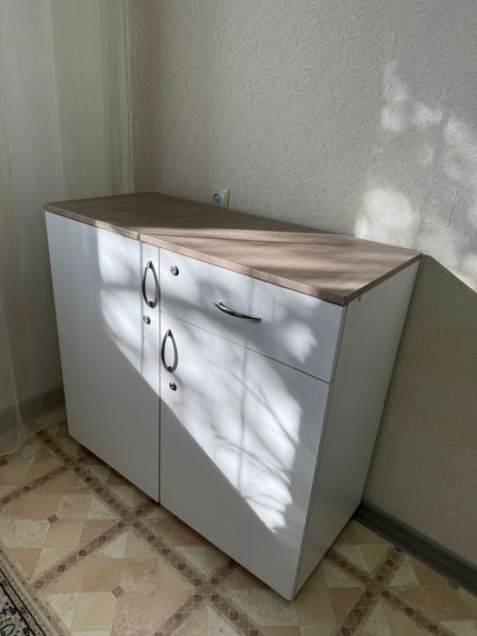 шкаф комод на колесах в хорошем состояний