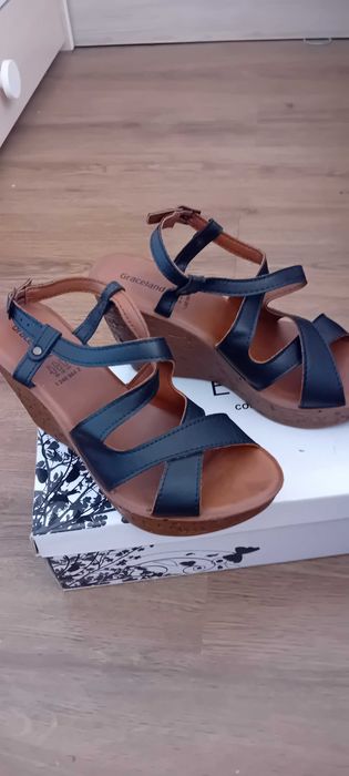 Летни сандали на платформа