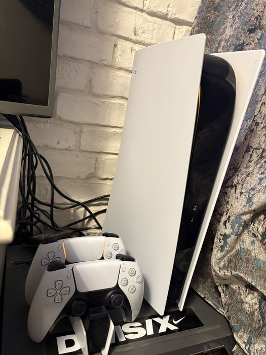 Playstation 5  с 2 джойстика