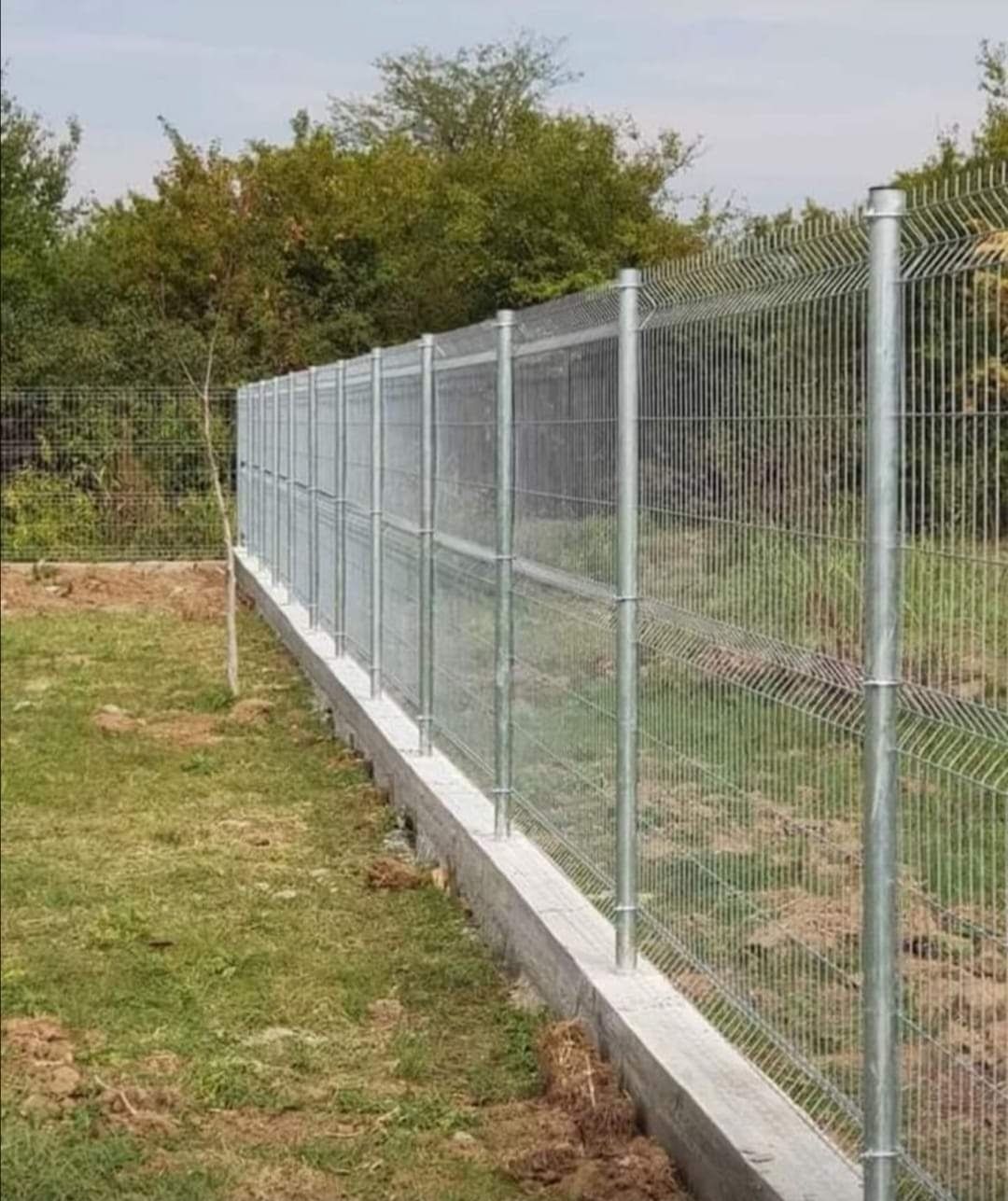 Garduri și porți din șipcă metalică plasă bordurata