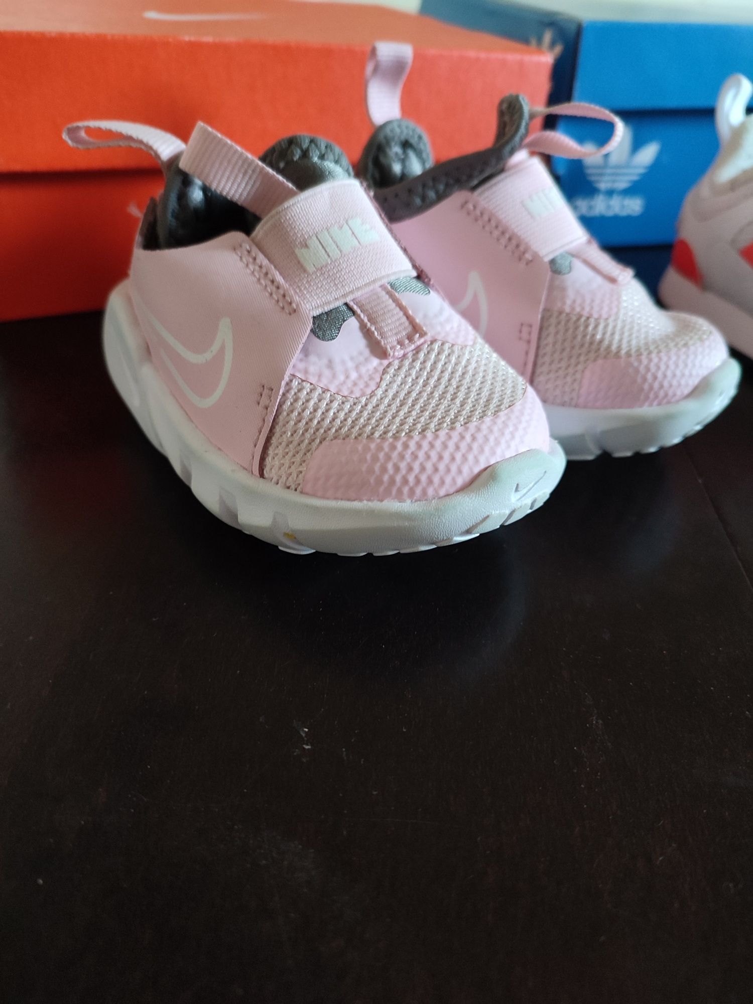 Продавам бебешки обувки Adidas Nike