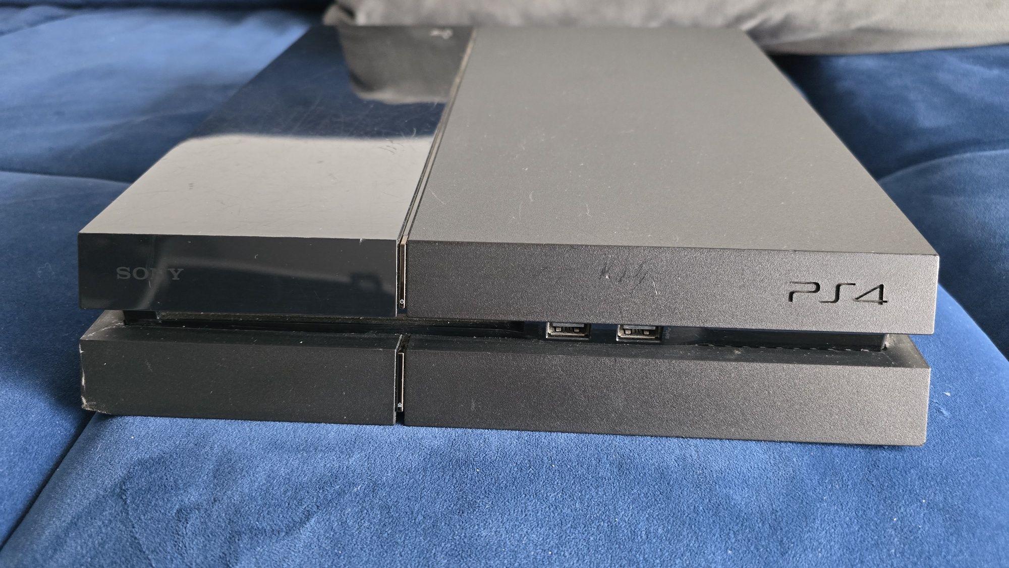 Playstation 4 с два джойстика