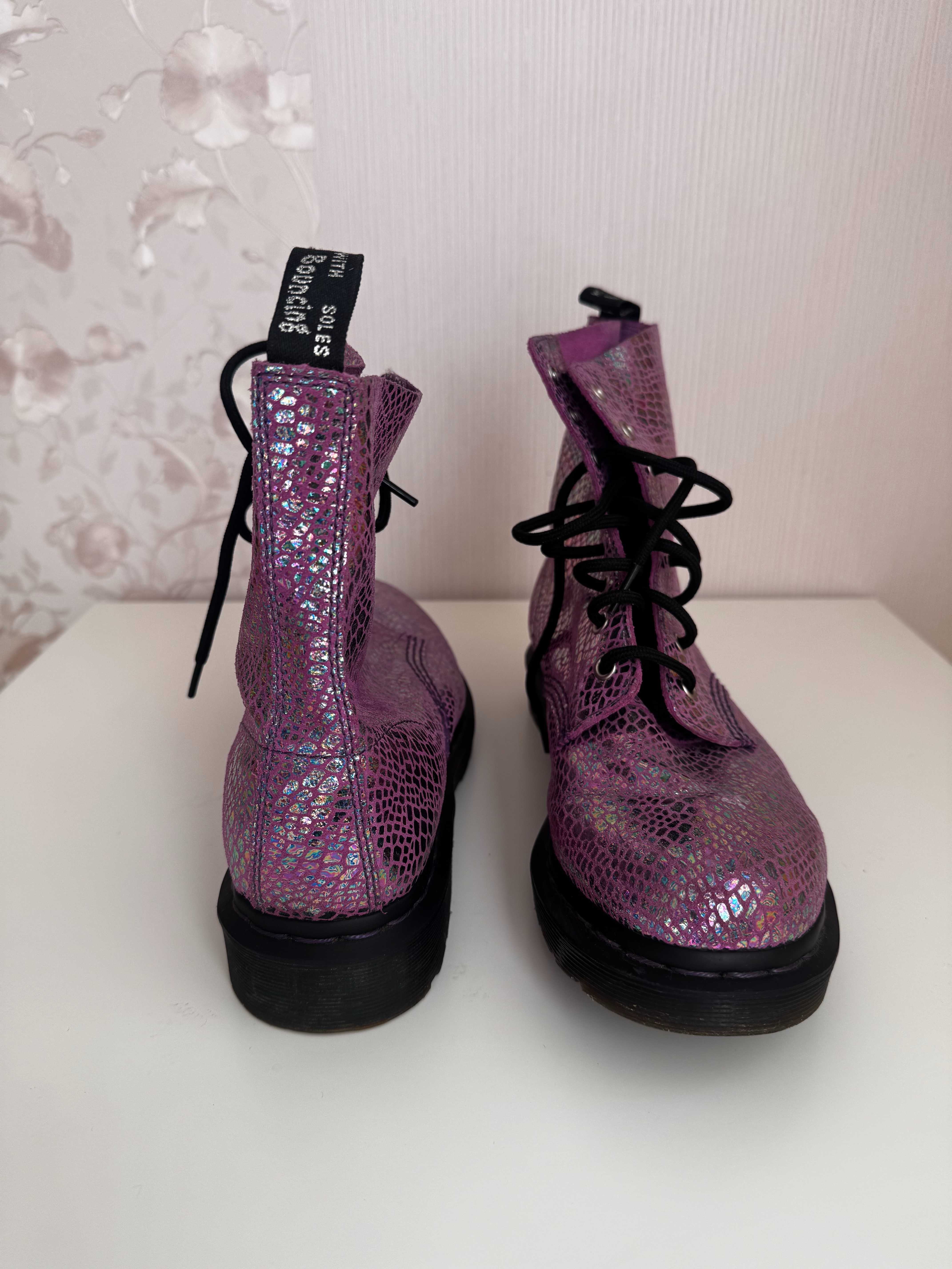 Лилави велурени боти Dr. Martens