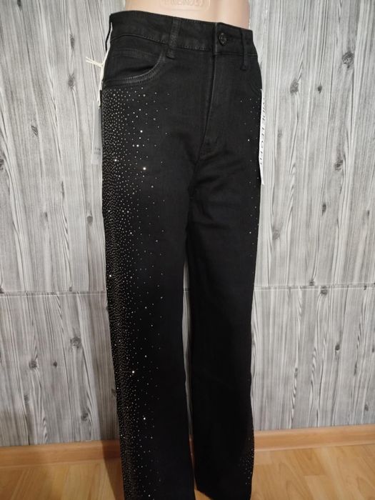 Дънки с камъни и Mom Fit