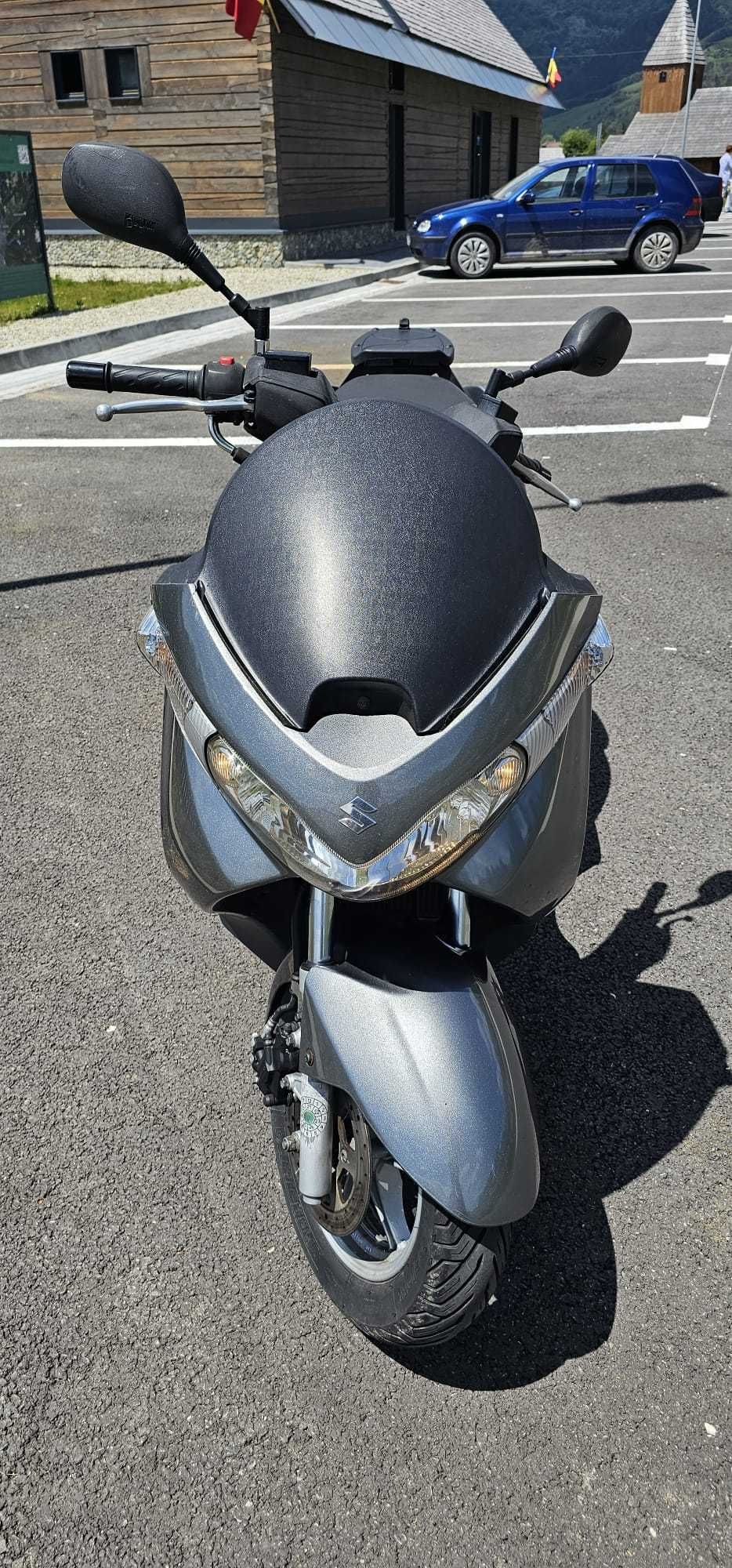 Suzuki Burgman 125 cc ( se conduce cu categoria B )