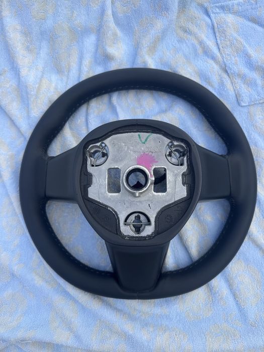 Tesla model 3/Y волан претапициран с естествена кожа