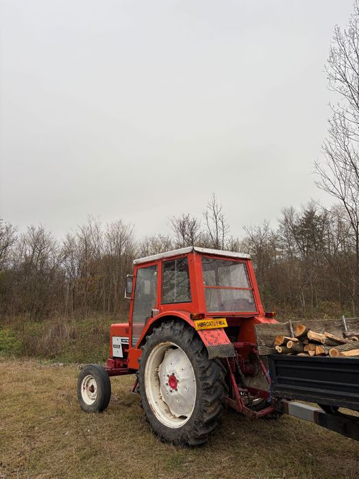 Tractor cu remorcă si plug