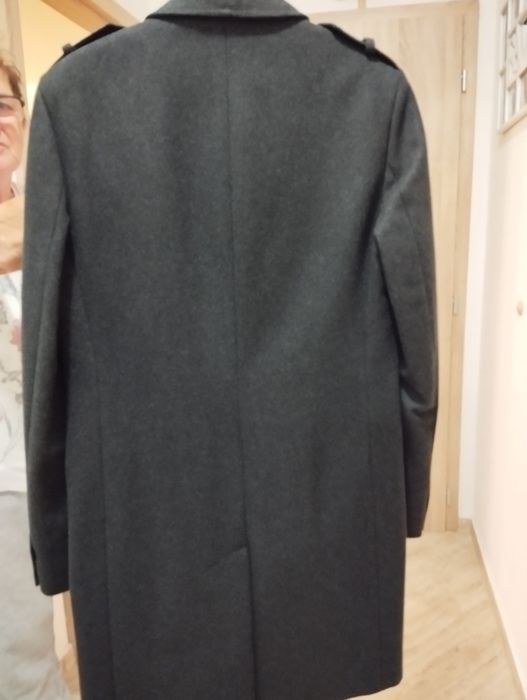 Продавам мъжко палто.