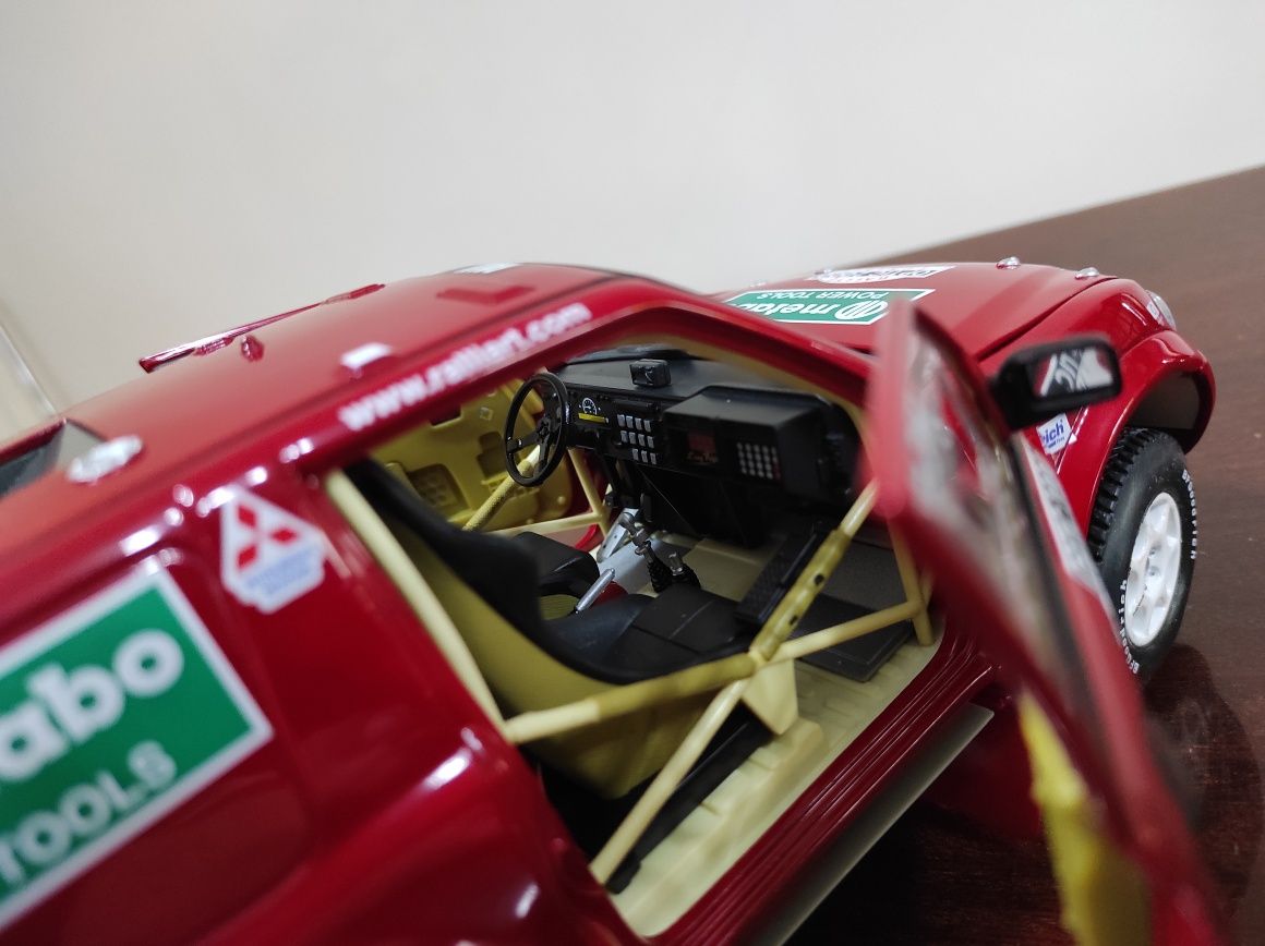 Machetă 1:18 Mitsubishi Pajero Rally, nouă în cutie.