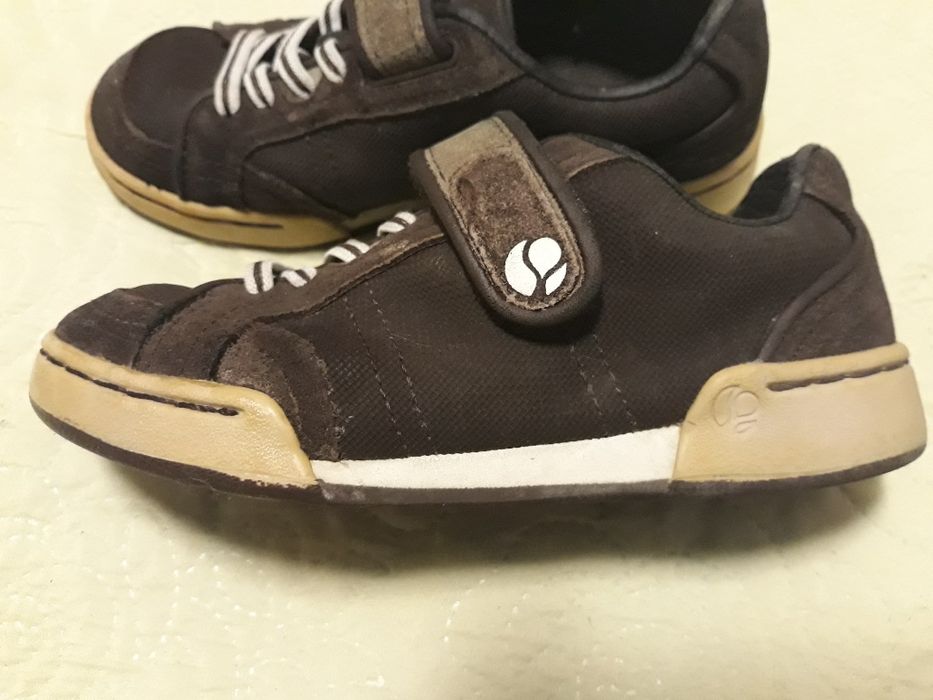 Adidași Artengo, mărimea 29,( 18.5 ), culoarea maro