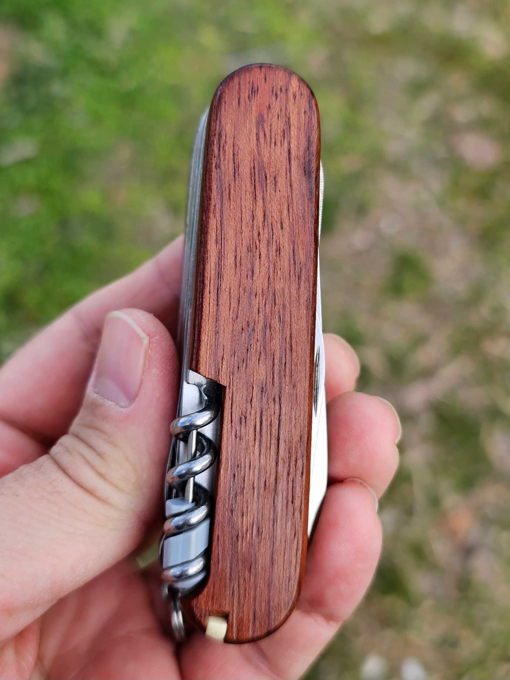 Victorinox Earth, Swiss Champ Wood, Champion,и Victorinox KL92