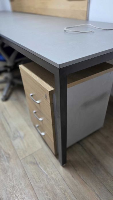 Офис Бюро, Работен стол, Посетителски стол и контейнер