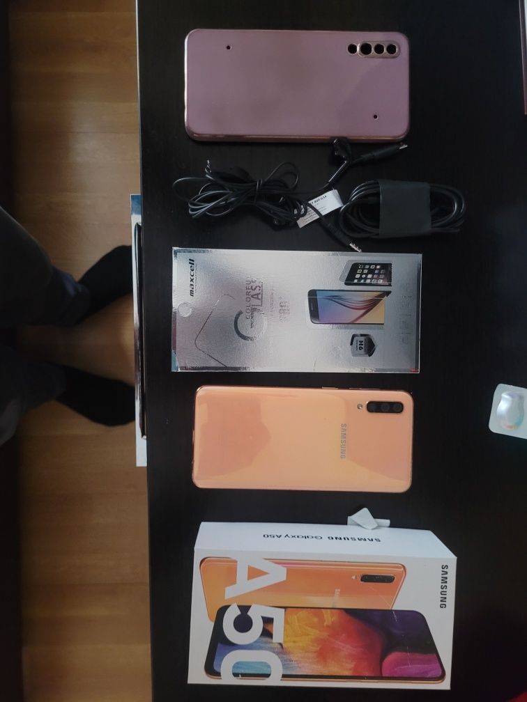 Vând Samsung A50,128gb,accesorii și cutie + cadou folie sticla noua și