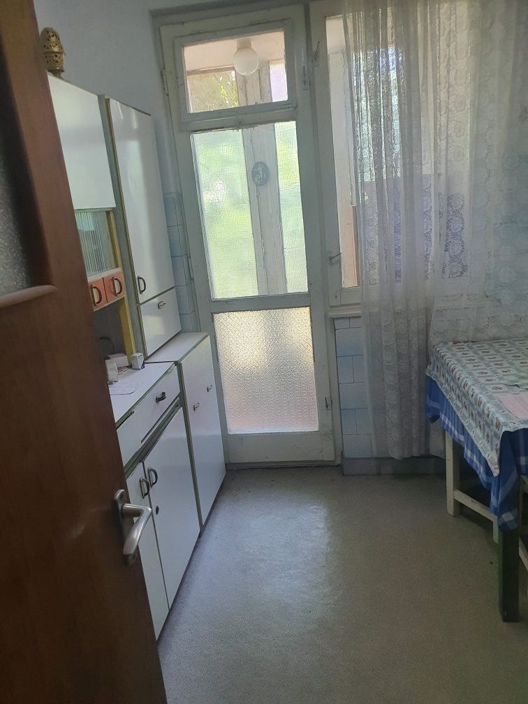 Vînd 2camere tig2 etaj 1  cu 2balcoane geam baie