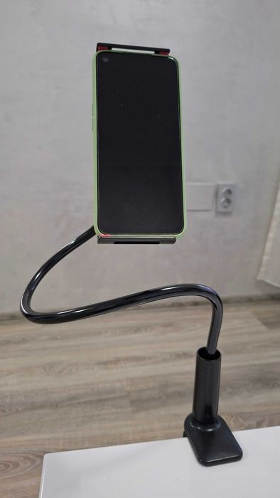 Стойка за телефон с дълго гъвкаво рамо.