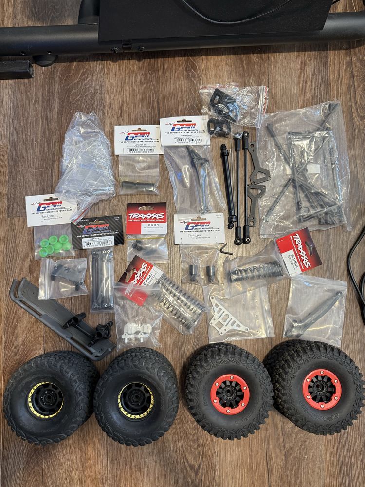 Traxxas UDR automodel 1/7 cu multe upgrade-uri și 4 acumulatori !!!