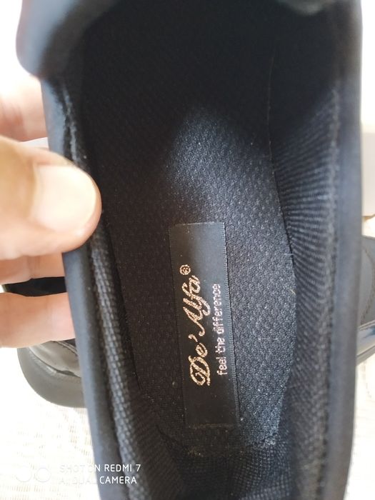 Кизларга янги кора пойафзал ва красовка.  70-минг сум.