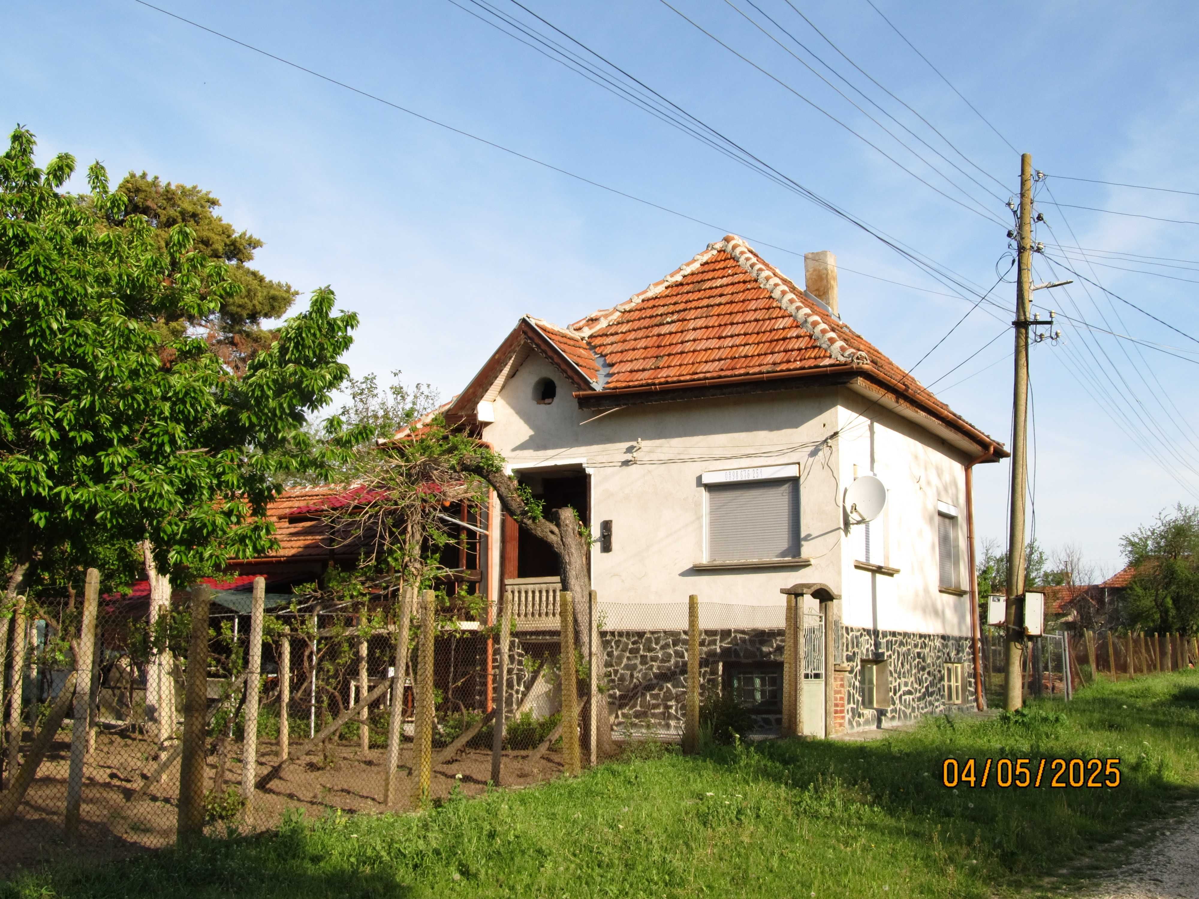 Продавам обитаем селски имот