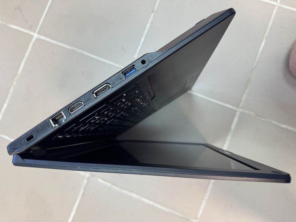 Лаптоп Fujitsu LifeBook E5511 - 15,6 инча, i5, отличен