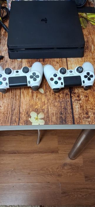 Consola ps4 slim