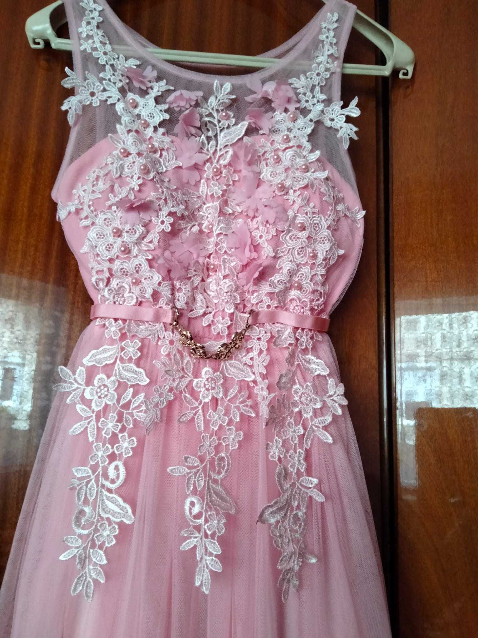 Rochie de ocazie pentru o absolventa de liceu