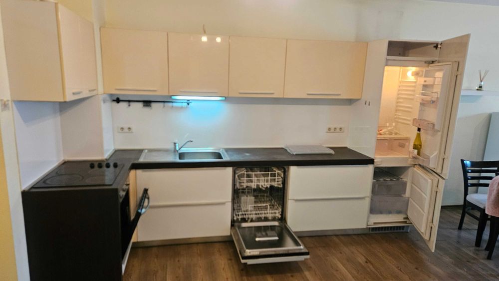 Поръчкова кухня със секция